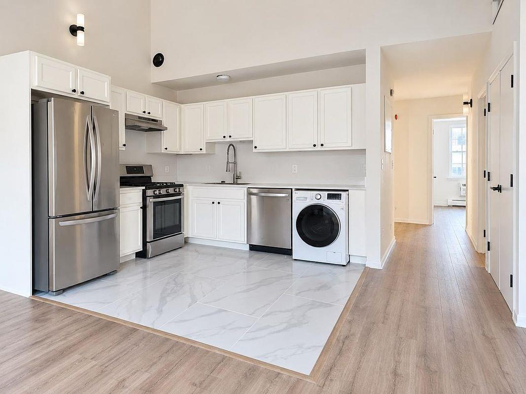 21 Renaissance Court, Apt 2-NDFLOOR, Brooklyn, NY 11206