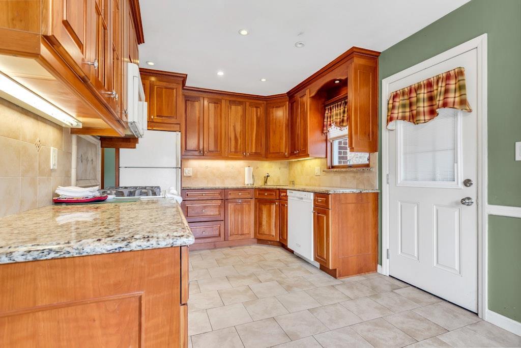 38-02 254th Street Little Neck Queens NY 11363